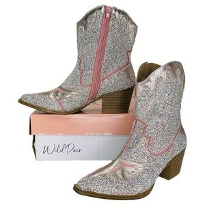 Wild Pair Lourdez Rhinestone Western Style Womens Ankle Boots Size 5.5M